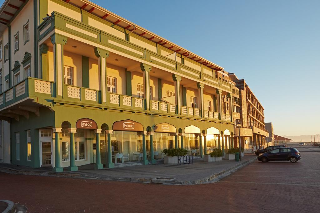 Surferscorner Self Catering Apartments Muizenberg Bagian luar foto