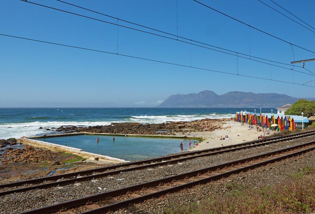 Surferscorner Self Catering Apartments Muizenberg Bagian luar foto