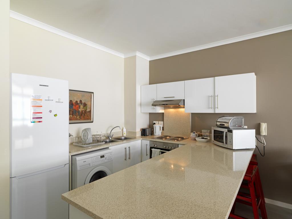 Surferscorner Self Catering Apartments Muizenberg Bagian luar foto