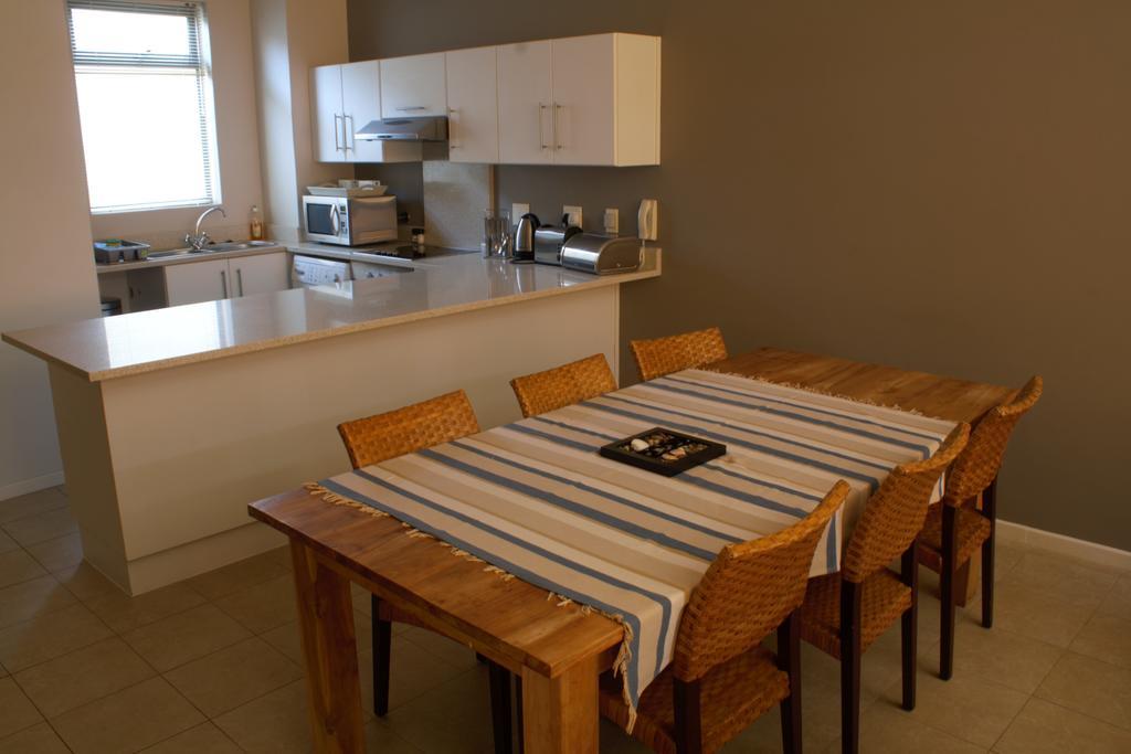 Surferscorner Self Catering Apartments Muizenberg Bagian luar foto